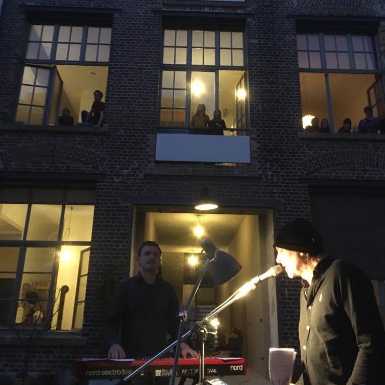 Super-Nacht-Geschichte: Hans Henrik Wöhler liest unter Begleitung von Markus Stolz aus "Der kleine Prinz" (Saint-Exupéry) - Schön war es!
#kultursendung #gegendieisolation #hinterhofkonzert #derkleineprinz #direktinsherz
