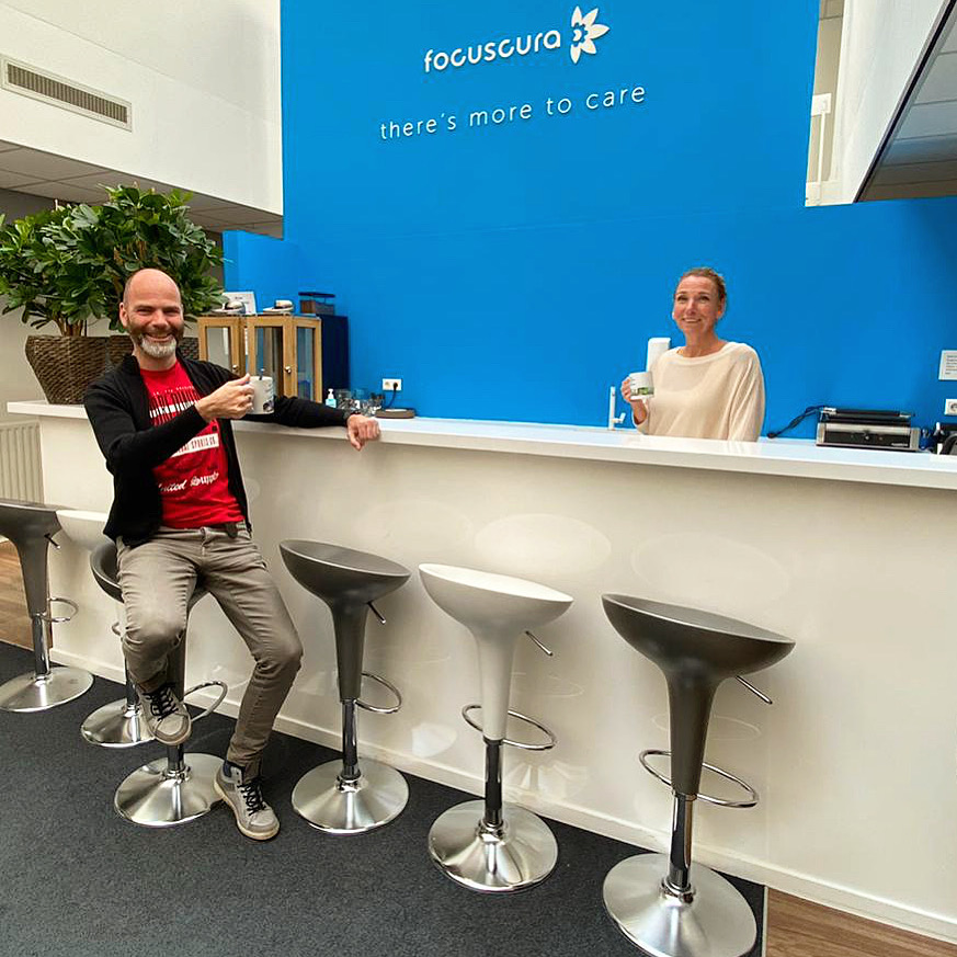 William en Lydia drinken na de uitzending samen een kopje koffie. Dit ijzersterke duo heeft in 4 uitzendingen heel veel mensen blij gemaakt met mooie prijzen én een praatje. Op dinsdag 14 april is de volgende uitzending van de Nationale ThuisBingo. Tot dan! #ouderen #zorg #bingo