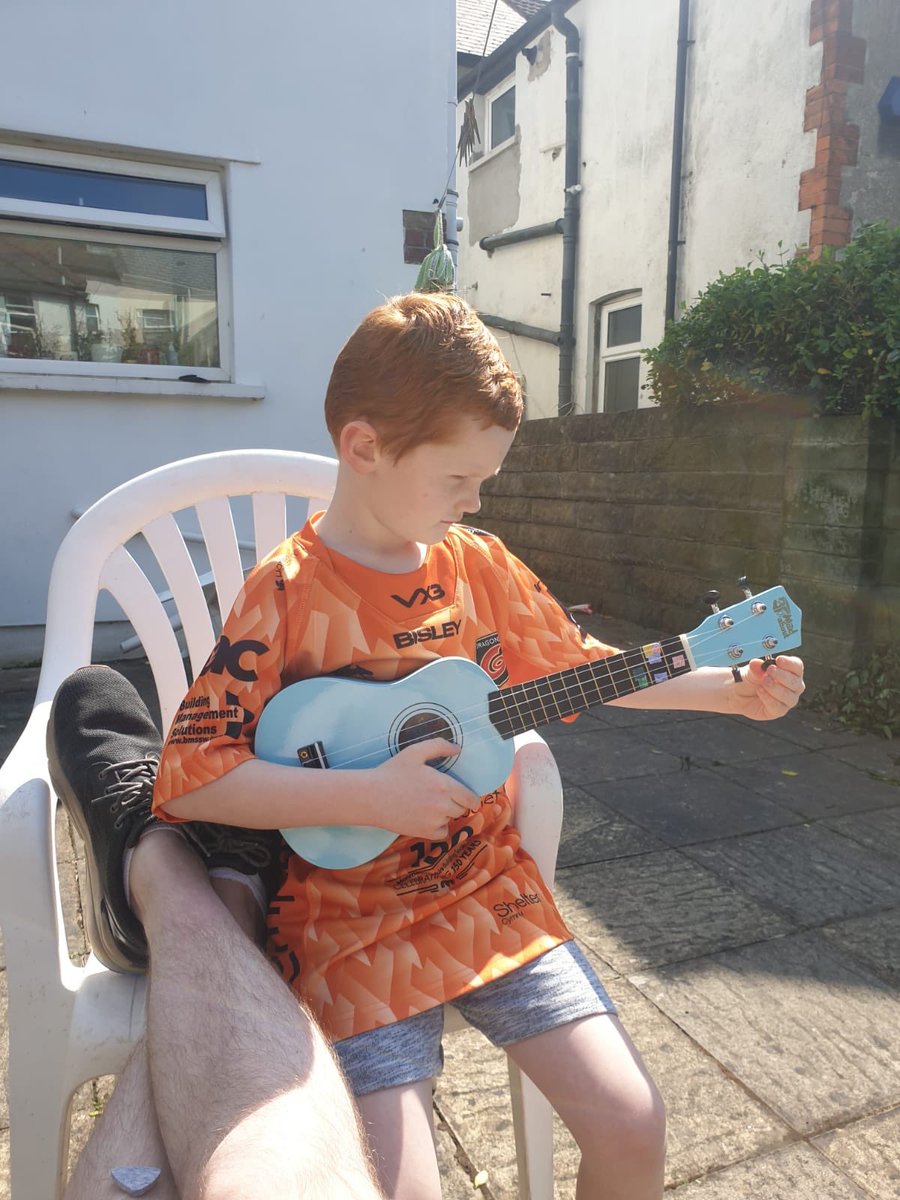 CatrinSinsir's tweet photo. Ymarfer yr ukulele @meigwynedd @YsgolHamadryad yn ei hoff grys @dragonsrugby Practicing the uke in his favourite shirt! #sunshine #music #outtheback #heulwen #cerddoriaeth #mรขsybac #cerigrafucovid https://t.co/p0XhAaivdx