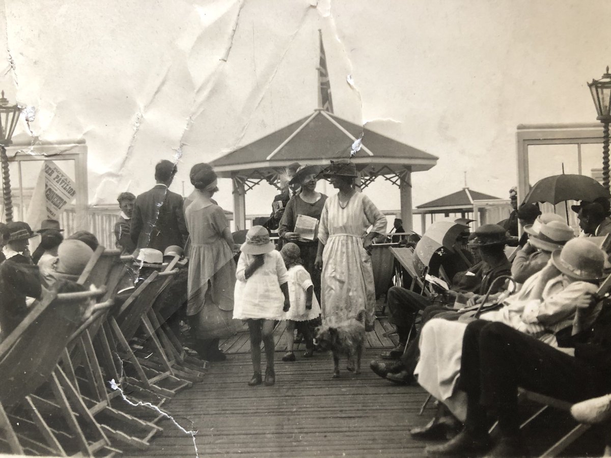 And, finally, to focus in on the end-of-pier people. The dresses, the dudes, the dog! And look just to the right of the necklace lady, there’s a musician doing his toots...