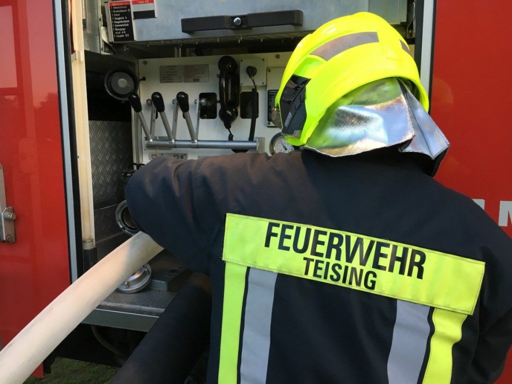 FFTeising's tweet photo. Zentraler Einsatzmonitor in Betrieb https://t.co/sKdfMaxYsu https://t.co/YSiHLmxzdr