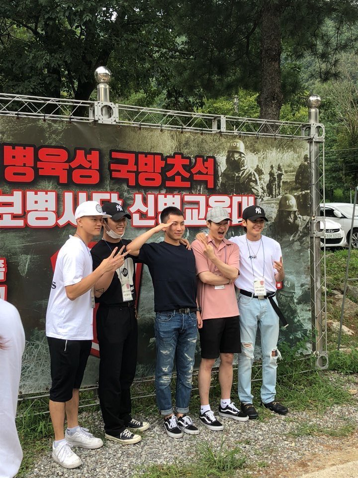 btob_paraguay's tweet photo. 📸[06.04.20] Algunas imágenes de la salida de #Eunkwang del servicio militar👏
.
.
Estamos felices por el regreso de nuestro líder, le deseamos lo mejor y mucho éxito para sus próximos proyectos junto con BTOB💙

#OurSilverLightIsBack 
#내사람_은광아_보고싶었어 💙 https://t.co/AWJz6483BA