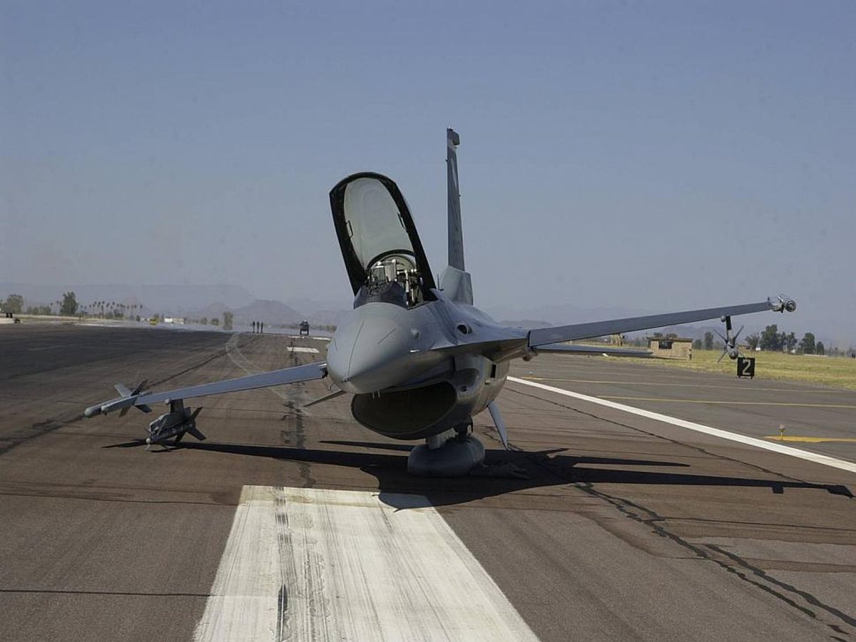TheDeadDistrict's tweet image. USAF F-16C Block 25 №83-1161 from the 61st FS made a belly landing at @LukeAFB  on June 17th, 2004 in which only the fuel tank, the right ventral fin and the captive AIM-9 were damaged.
#USAF #f16crash