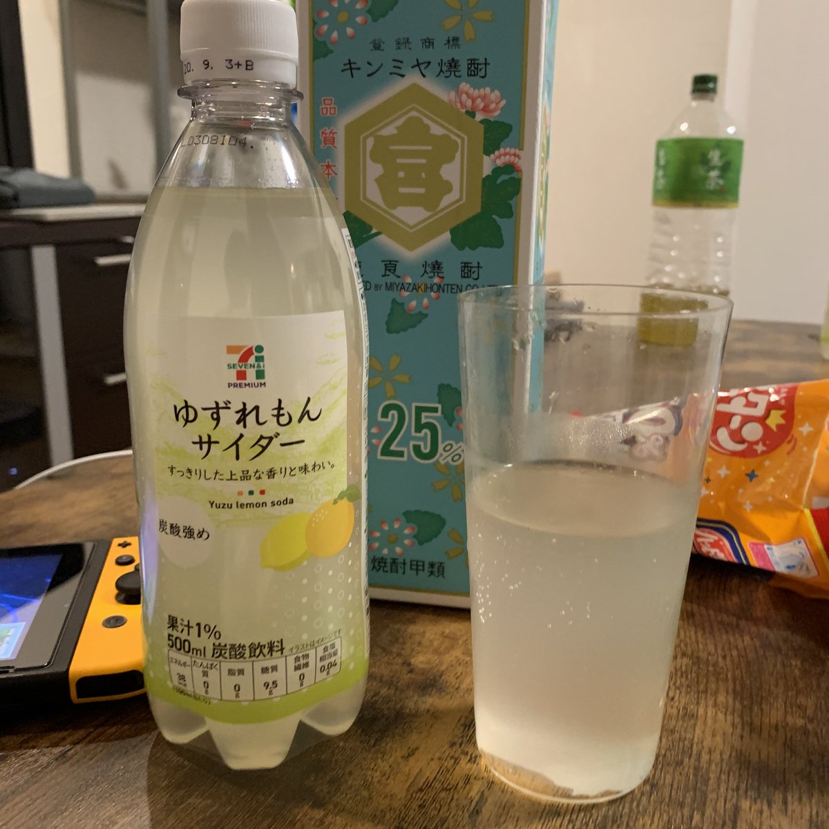 D Yama ちょろやま 自宅キンミヤ1 8l界隈 キンミヤ入れたグラスに黙ってセブンイレブンのゆずれもんサイダーぶちこむと最高のひと時が訪れますよ