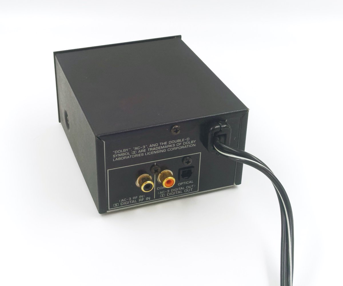 Un décodeur AC3-RF. C'est une techno bizarre issue des LaserDisc : le Dolby Digital était modulé sur la piste audio analogique, sortait en coaxial, et le décodeur démodulait le tout pour obtenir du S/PDIF pour un décodeur.