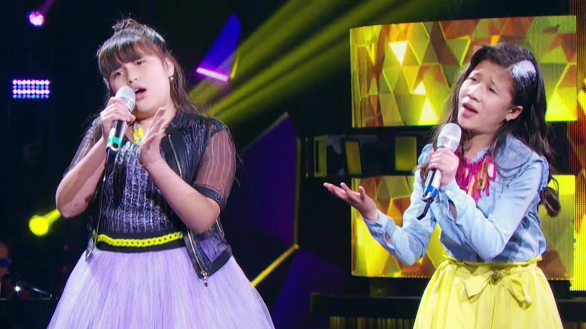 PequenosUSA's tweet photo. Como una "lucha de voces": así calificó María León al potente dueto entre Martha y Lilian. #PequeñosUSA https://t.co/MRLr5PfJ3p https://t.co/eaIfwZ5ZaP