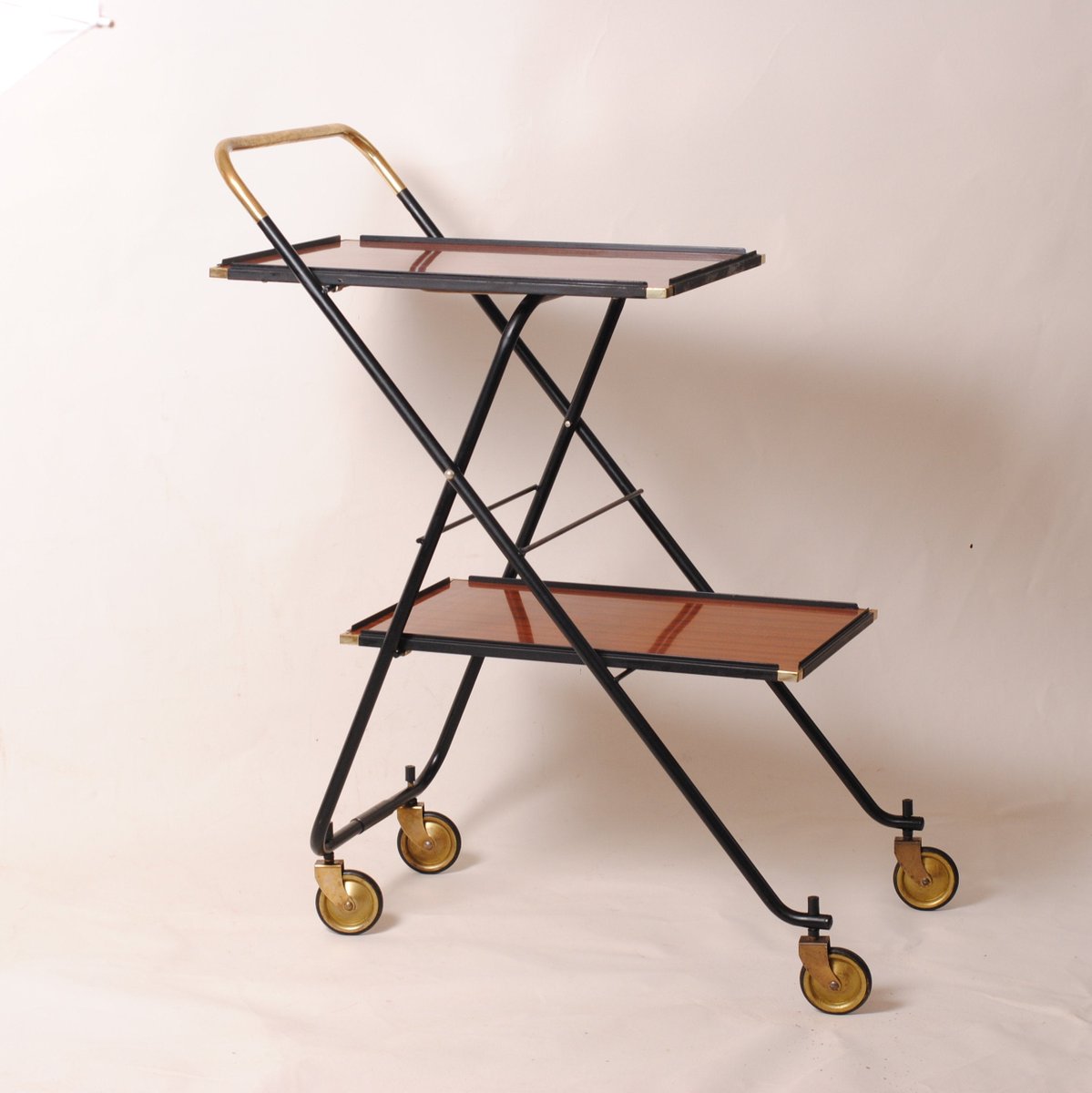 NEWANTIC1's tweet photo. Voici ce que je viens d'ajouter dans ma #boutiqueetsy : charriot de bar roulant vintage/ desserte et table d'appoint https://t.co/SkapoCbWAh #or #noir #charriotdeboissons #charriotenlaiton #tabledappoint #charriotdeserviceretro #accessoiredebar #charriotpliant #deco https://t.co/JXDE85DgTo