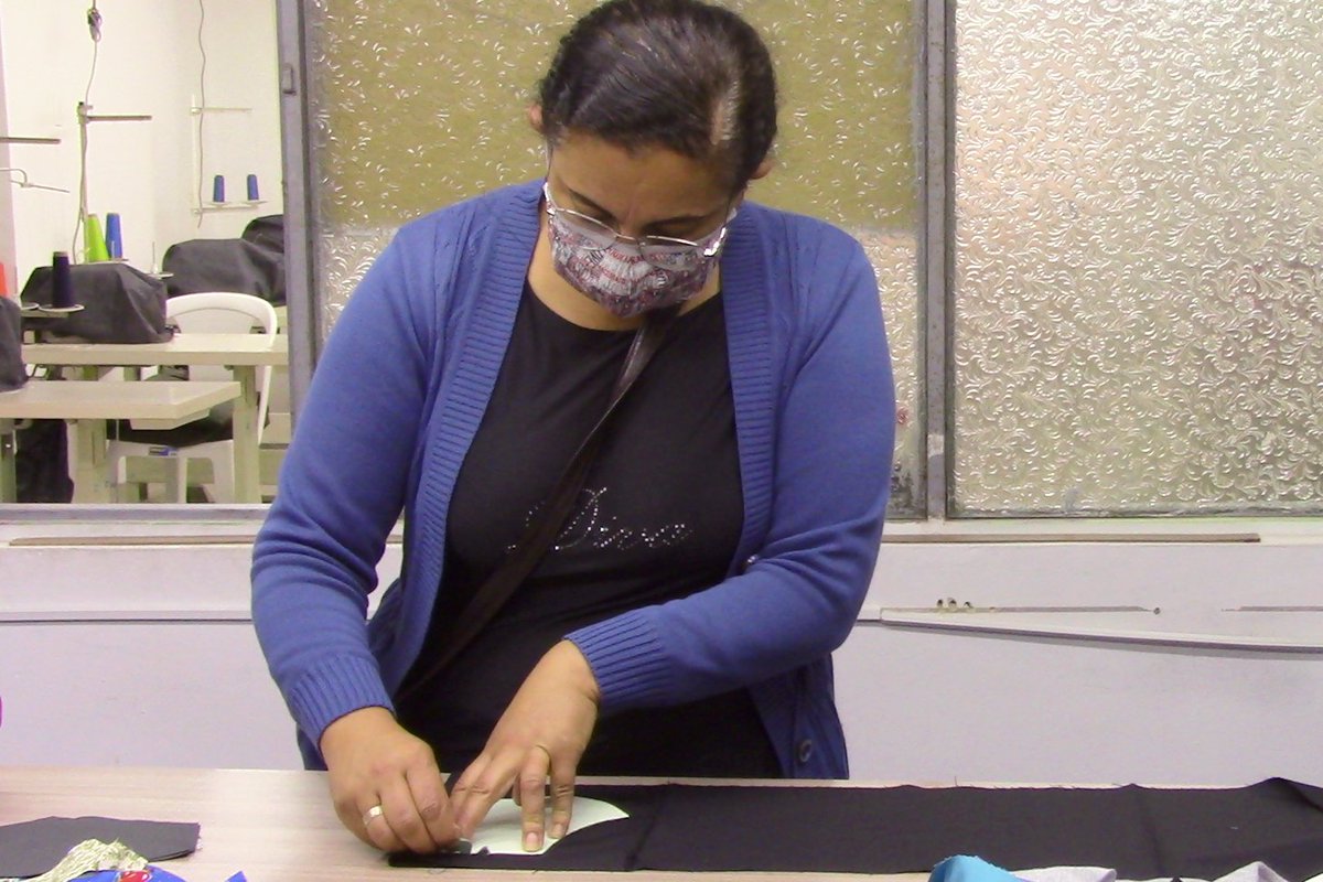senderaong's tweet photo. Esta semana, un grupo de mujeres del taller de corte y confección del Centro Casa Garavito han empezado a confeccionar mascarillas (tapabocas, como dicen en Colombia), para poder distribuirlas entre los vecinos y vecinas de los barrios del sur de Bogotá. ¡Qué gran iniciativa! 😊 https://t.co/wvTW8bzAkw