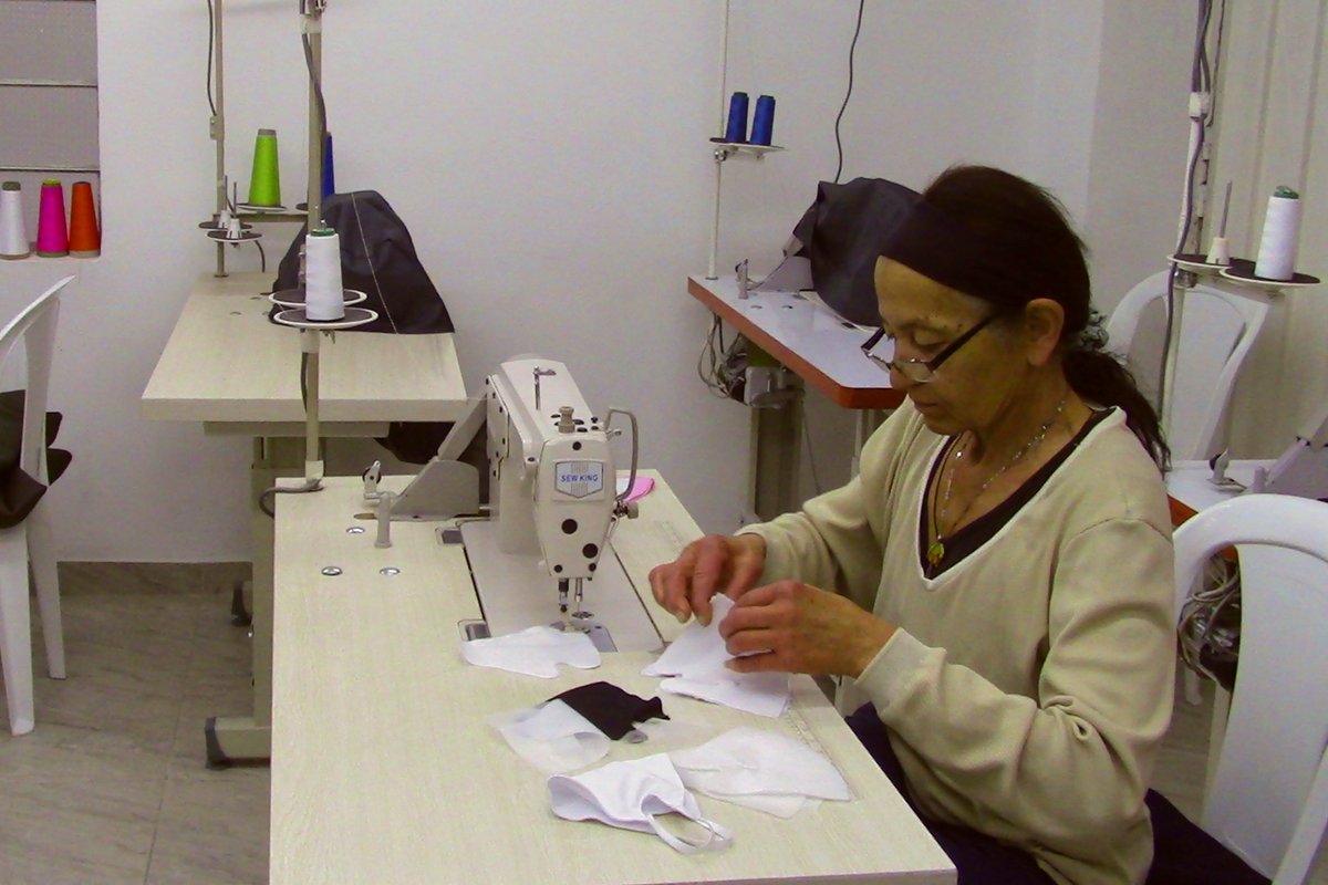 senderaong's tweet photo. Esta semana, un grupo de mujeres del taller de corte y confección del Centro Casa Garavito han empezado a confeccionar mascarillas (tapabocas, como dicen en Colombia), para poder distribuirlas entre los vecinos y vecinas de los barrios del sur de Bogotá. ¡Qué gran iniciativa! 😊 https://t.co/wvTW8bzAkw