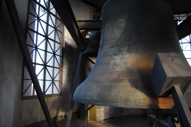 MyNottingham's tweet photo. Tell us how far away you can hear the mighty Little John bell of the Council House ring out for our carers tonight.

We’ll be sounding the bells and lighting up the Council House blue (for the NHS) and green (for our council staff) as we #ClapForOurCarers

https://t.co/H6mnFZfptA https://t.co/7lQop3kq9k