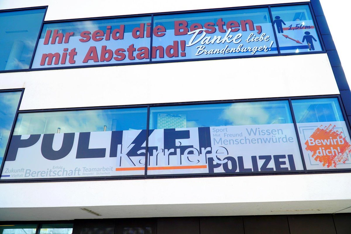 Stadt_BRB's tweet photo. „Ihr seid die Besten, mit Abstand!“ 

Tolle Aktion der @PolizeiBB seit heute an der Polizeidirektion West in Brandenburg an der Havel. 

#FlattenTheCurve
#wirbleibenzuhause
#wirhaltenabstand https://t.co/LV1l2E0w9Q