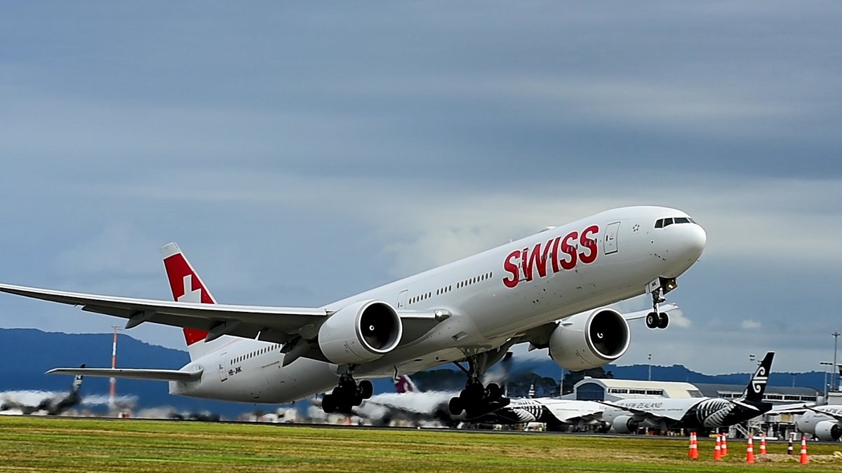 This SWISS rotation was one for the books: The first time ever, a SWISS aircraft landed in Auckland and the last time, our Captain Jürg Hasler operated a commercial flight. We thank Jürg for all his work and wish him a happy retirement. 👨🏼‍✈️#swissatheart