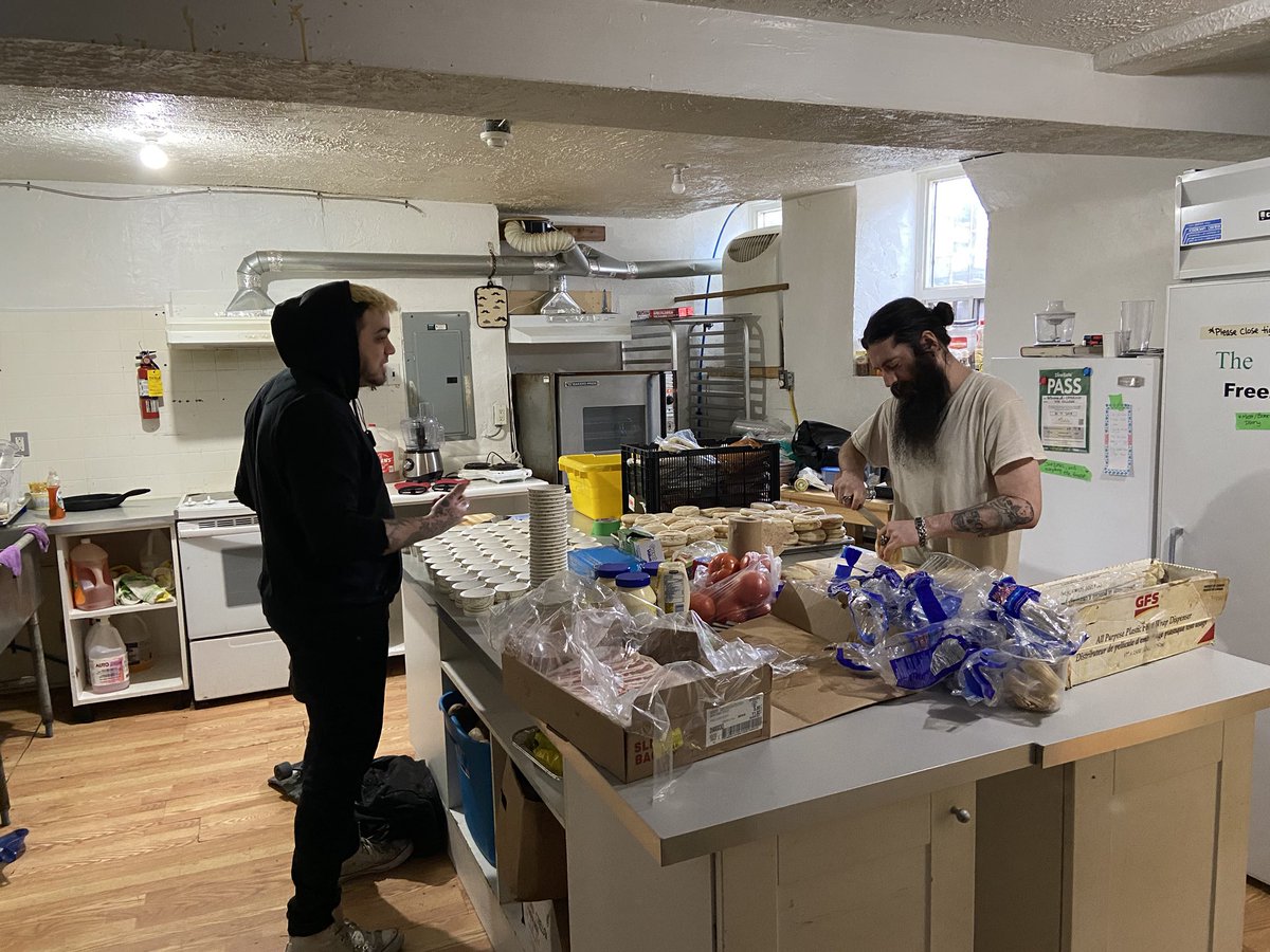 catertoronto's tweet photo. We just delivered 200 individually packaging meals for the drop-in program at the #CommonTable, thanks to the help of Dani Bee’s #FamilyMealTO team, donated kitchen at @TheDepanneur, &amp; packaging supplies donated by a few kind 💕 (or nut @Jewelsunderthek 😜) https://t.co/goJvvv0S74