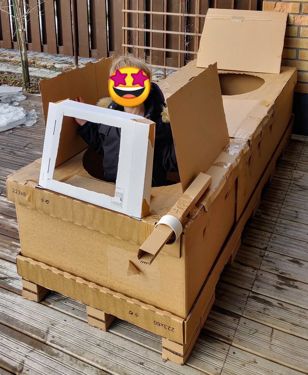 TarlabOulu's tweet photo. Kotonakaan ei tarvi unohtaa rakentelua. @IKEASuomi toimittaa rakennussarjansa pahvilavoilla ja muutenkin pahvia on käytettävissä yllinkyllin. Avaruusalus/pommikone/komentokeskus on hyvällä alulla. #koronasuomi #pysykotona #hacklabfi https://t.co/ESAIJE8D8M
