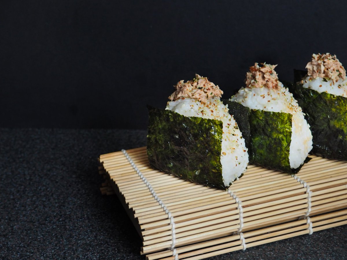 Thursdays dish is some simple spicy tuna onigiri. They're japanese rice balls filled with tuna (with Mayo and Srirach), then wrapped with seaweed. Nom! Have a good Easter weekend everyone!  #LockdownCooking  #onigiri  #foodie