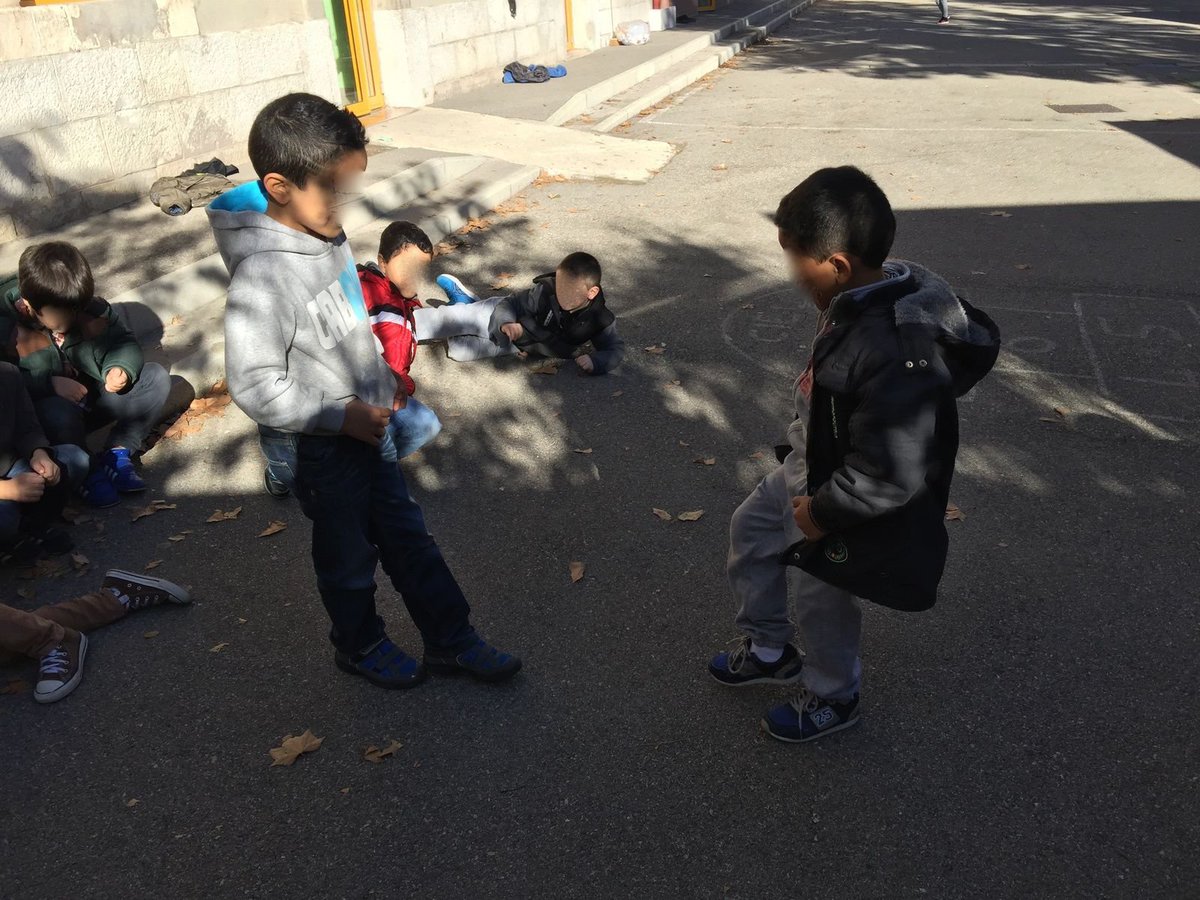 Oasis_Raven's tweet photo. (English below)

Pouvez-vous m'aiguiller s'il vous plaît ? Je cherche à savoir le jeu du chou-fleur est typiquement francophone.

English speakers, can you please tell me if you have ever played a playground game called "cauliflower"? I'm directly translating from french. https://t.co/AON9xIs75y