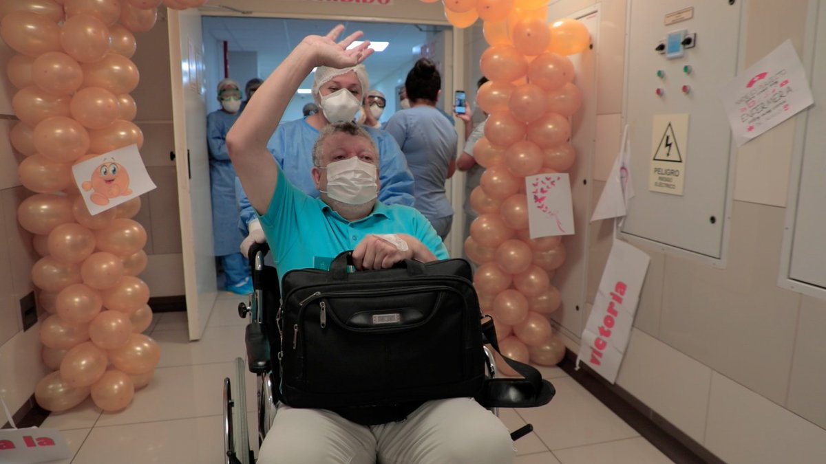 ClinicaGoodHope's tweet photo. Entre aplausos, música y sentimientos de gratitud a Dios, el personal de salud de la clínica Good Hope despidió a tres pacientes que dejan la clínica al ser dados de alta tras vencer el COVID 19.
Mira el video completo: https://t.co/shNcjkknNp https://t.co/QHmCTLDBid