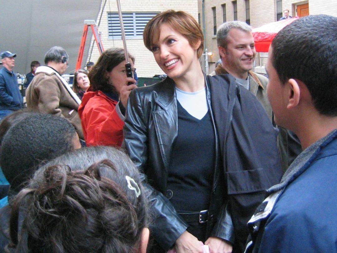 MariskaMission's tweet photo. #TBT to when @Mariska and @Chris_Meloni welcomed children from #GenerationXcel on location in the East Village.
๐ท: @NYCthrive https://t.co/Y3XzxUoUiE
#KindnessBeatsTheVirus https://t.co/hU8jpWGzDW