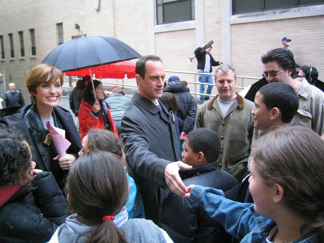 MariskaMission's tweet photo. #TBT to when @Mariska and @Chris_Meloni welcomed children from #GenerationXcel on location in the East Village.
๐ท: @NYCthrive https://t.co/Y3XzxUoUiE
#KindnessBeatsTheVirus https://t.co/hU8jpWGzDW