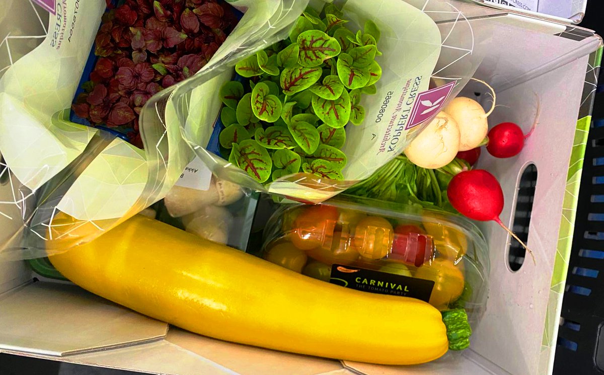 Rungis_bv's tweet photo. Rungis en Koppert Cress brengen restaurantgroenten naar de supermarkt. In samenwerking met Albert Heijn is de “Restaurant Groenten Box” opgezet. De verkoop van deze box draagt bij aan de continuïteit van de telers en horecaleveranciers. https://t.co/ABVhyJ0THM https://t.co/DRrbNYbCUM