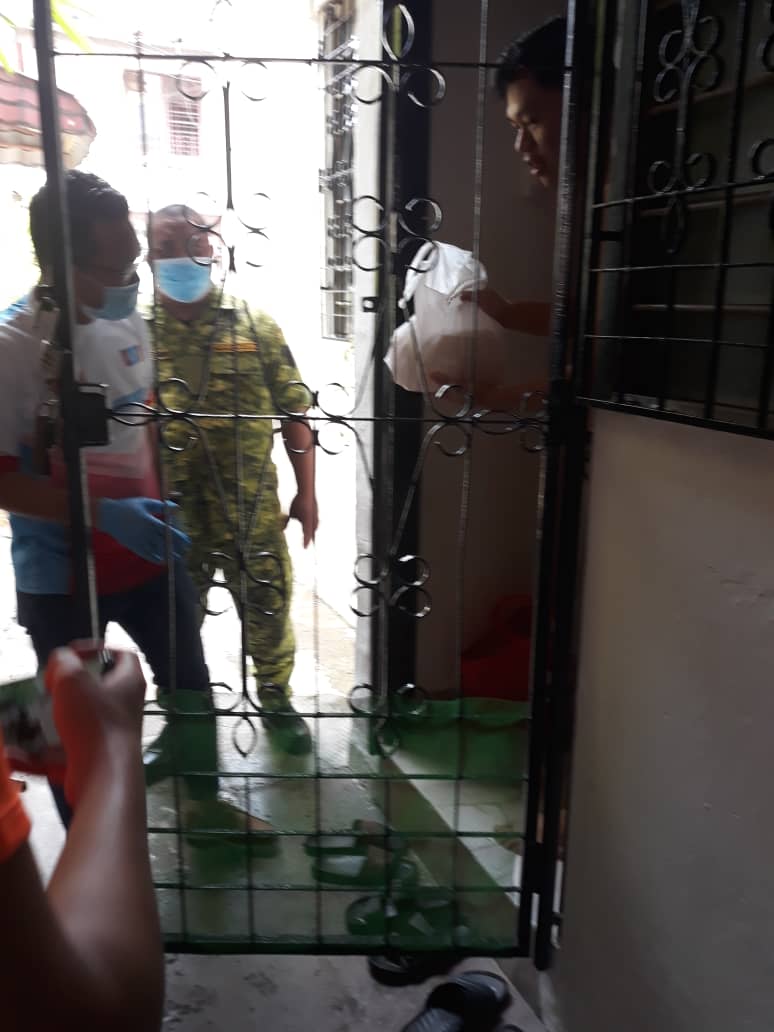 rela_wilayah's tweet photo. LAPORAN PENUGASAN PROGRAM  PENYERAHAN BARANGAN MAKANAN BERSAMA YB SETIAWANGSA
Tarikh Laporan : 09/4/2020
Daerah : Sentul
Tempat : Kawasan Parlimen Setiawangsa.
@kamarudin_rapig @ros_lanz 
@relamalaysia @sentul_rela
#StayAtHome #MalaysiaBebasCovid19 #DudukRumah 
#SetiaBerbakti https://t.co/0a9Vbltyo5