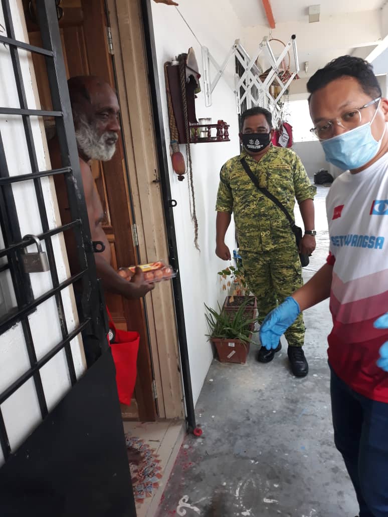rela_wilayah's tweet photo. LAPORAN PENUGASAN PROGRAM  PENYERAHAN BARANGAN MAKANAN BERSAMA YB SETIAWANGSA
Tarikh Laporan : 09/4/2020
Daerah : Sentul
Tempat : Kawasan Parlimen Setiawangsa.
@kamarudin_rapig @ros_lanz 
@relamalaysia @sentul_rela
#StayAtHome #MalaysiaBebasCovid19 #DudukRumah 
#SetiaBerbakti https://t.co/0a9Vbltyo5