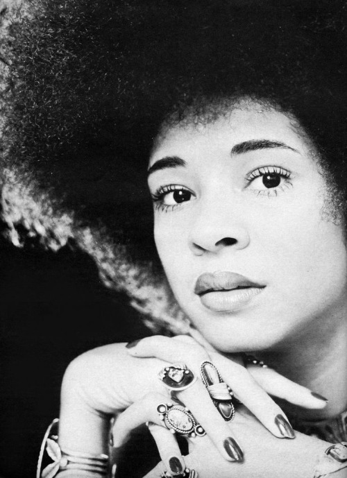Game Is My Middle NameBetty Davis (1973)Primo disco praticamente perfetto.Voce roca,grintosa e sexy. Musica funky in anticipo di molti anni. In questo disco è accompagnata dalla la sezione ritmica di Sly & The Family Stone.  https://www.youtube.com/watch...