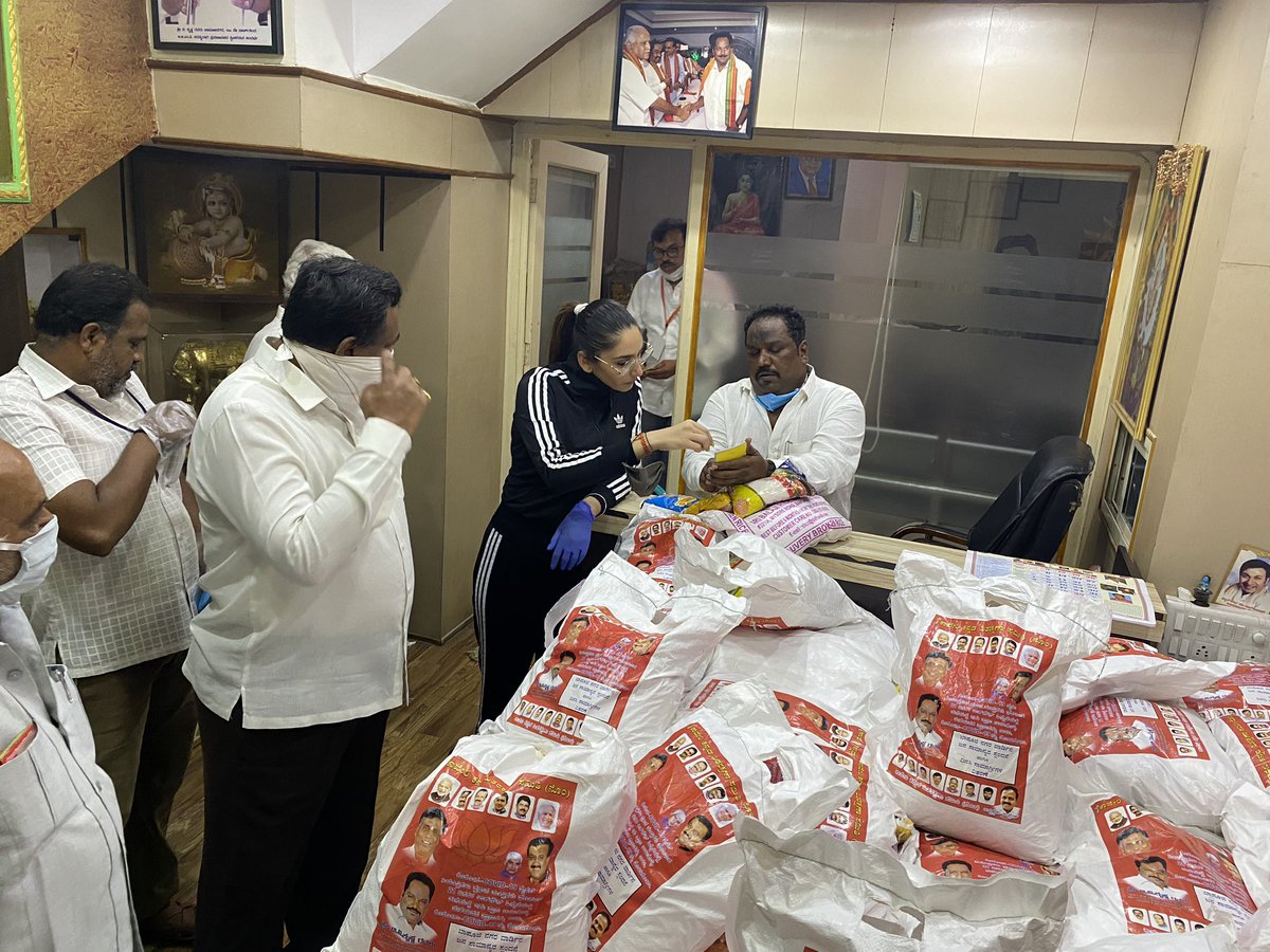 raginidwivedi24's tweet image. Rations and supplies for the slums around our home and we try our best to with safety precautions make it reach them #21daysLockdown #Bengaluru #BeatingCorona #faith @BJP4India @narendramodi @PMuralidharRao @BJP4Karnataka @BYVijayendra @BSYBJP