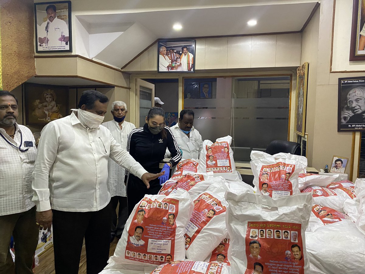 raginidwivedi24's tweet image. Rations and supplies for the slums around our home and we try our best to with safety precautions make it reach them #21daysLockdown #Bengaluru #BeatingCorona #faith @BJP4India @narendramodi @PMuralidharRao @BJP4Karnataka @BYVijayendra @BSYBJP