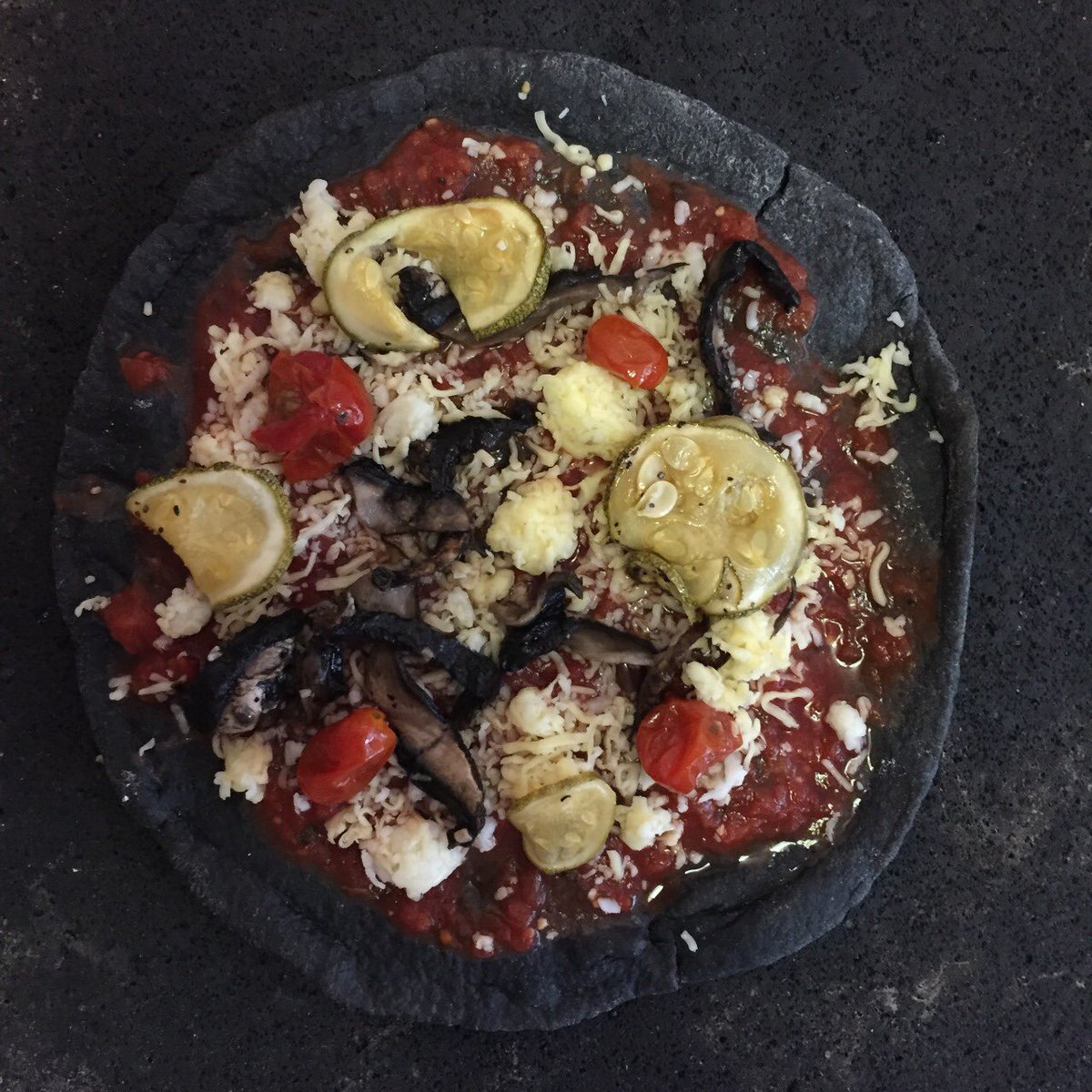 yonosoydj's tweet photo. Roca Negra Pizzas hasta tu casa 😷 Disfrutar en familia o solo hacer una deliciosa pizza de mas negra con ingredientes frescos y saludables. Pídela ya y te la entregamos el sábado antes de las 13hrs. Info en las fotos 🍕🍕 https://t.co/neJVP3W3vN