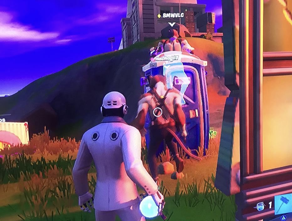 JaviRamon14's tweet photo. @Fortnite_ES me he quedado enganchado en una de vuestras salidas. Así uno no puede jugar bien. Estaba apunto de ganar y me pasa esto. Es intolerable ! Me habéis puesto nervioso !!! https://t.co/MFv5uPOTPy