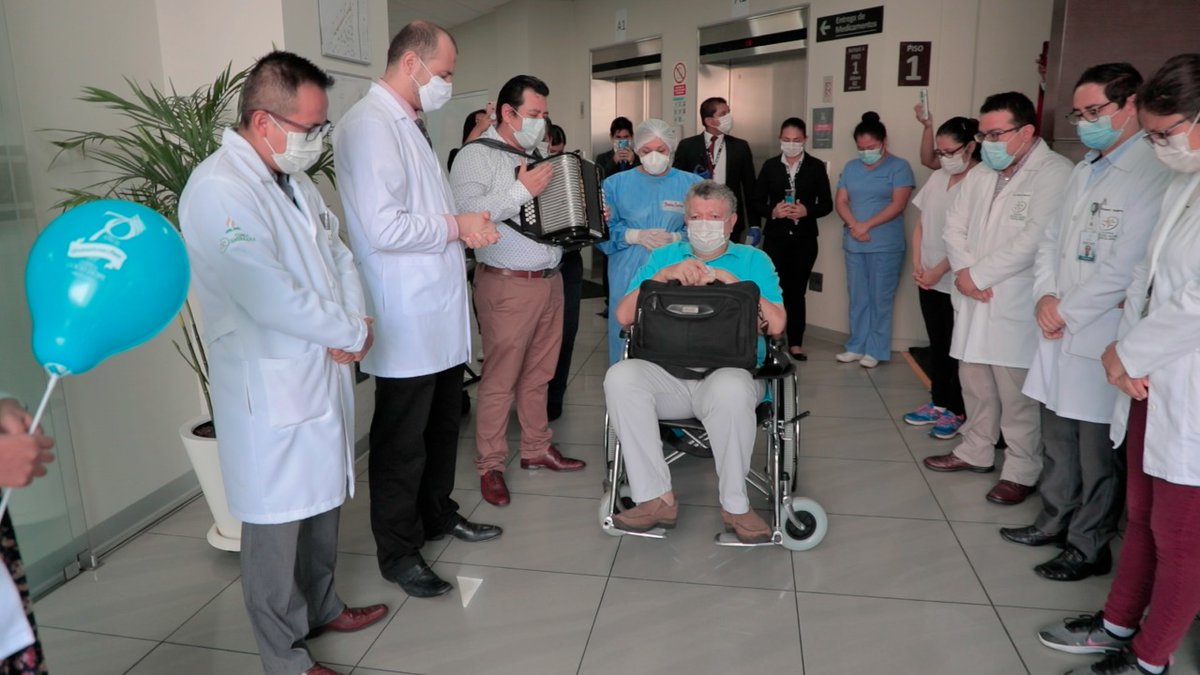 ClinicaGoodHope's tweet photo. Entre aplausos, música y sentimientos de gratitud a Dios, el personal de salud de la clínica Good Hope despidió a tres pacientes que dejan la clínica al ser dados de alta tras vencer el COVID 19.
Mira el video completo: https://t.co/shNcjkknNp https://t.co/QHmCTLDBid
