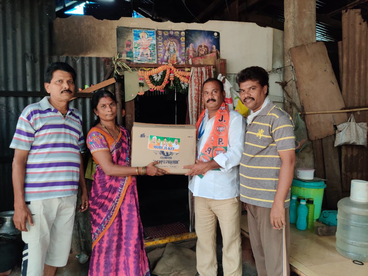 jpvallurubjp's tweet image. In part of mission #FeedTheNeedy our team distributed 200 #ModiKits to the Poor and #MigrantLabours  in Guntur, Andhra Pradesh with the call of Hon&apos;ble PM Shri @narendramodi ji.
@AmitShah @JPNadda @kishanreddybjp @klnbjp @Sunil_Deodhar @blsanthosh @BJP4India @PMOIndia @BJP4Andhra