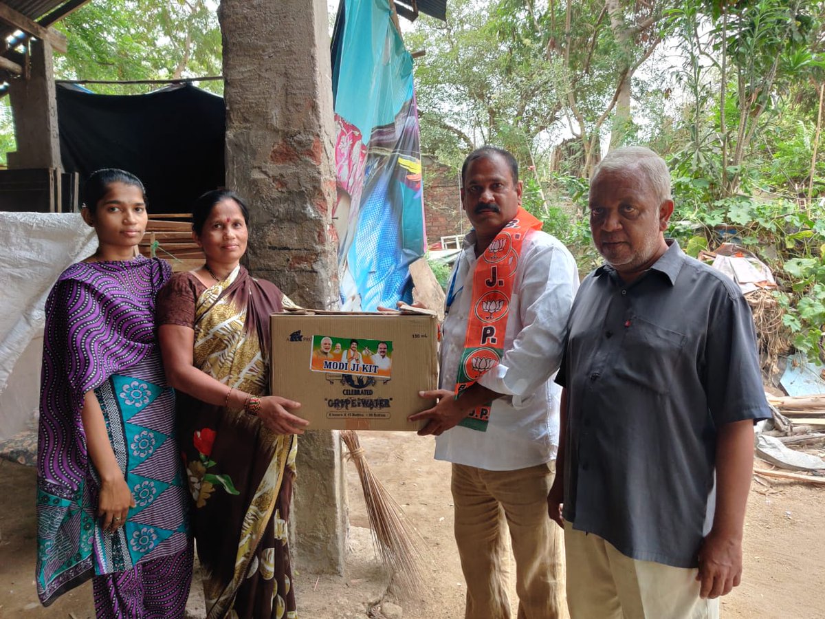 jpvallurubjp's tweet image. In part of mission #FeedTheNeedy our team distributed 200 #ModiKits to the Poor and #MigrantLabours  in Guntur, Andhra Pradesh with the call of Hon&apos;ble PM Shri @narendramodi ji.
@AmitShah @JPNadda @kishanreddybjp @klnbjp @Sunil_Deodhar @blsanthosh @BJP4India @PMOIndia @BJP4Andhra