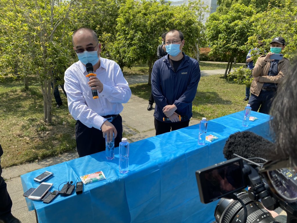 There was promised face time with Zhang Jingyu, director of Jinyintan. That’s him there behind a table covered in medical cloth, which has been helpfully put behind a cordon set up using queue poles.