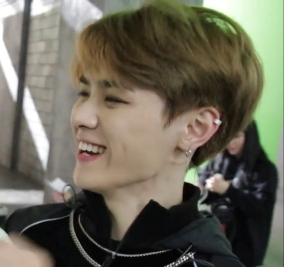 Thread of kun (Qian kun/钱锟) smiling because: