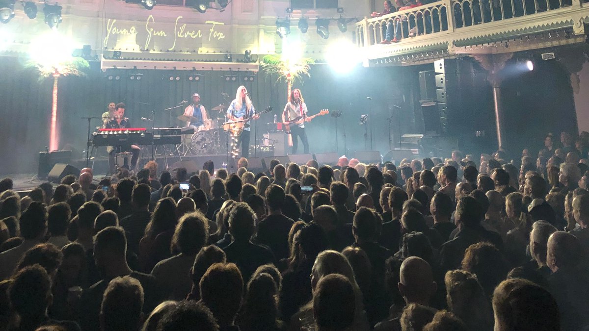 Je kan je 't nu niet meer voorstellen, maar vorig jaar november mochten <a href="/martijnsoetens/">Martijn Soetens</a> en ik een afgeladen <a href="/ParadisoAdam/">Paradiso Amsterdam</a> opwarmen voor een spetterende show van <a href="/WestEndCoast/">Young Gun Silver Fox</a>.
Die playlist nu in da mix. Voor jou! Erg geschikt voor quarantaine en bbq! 🥰❤️
mixcloud.com/martijn-soeten…