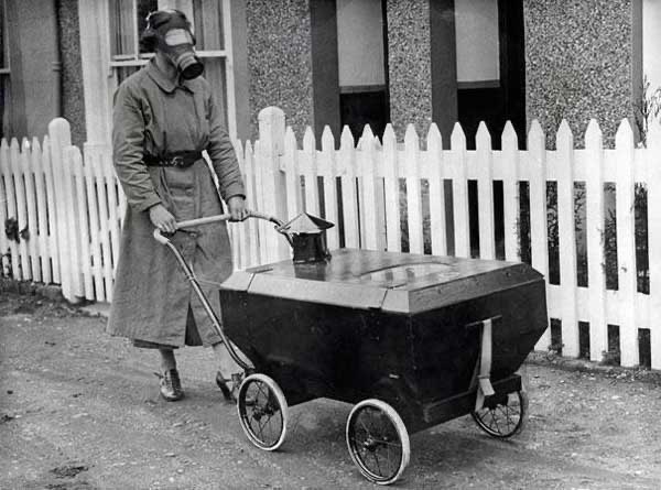 3 - Uma mulher levando seu bebê para passear em um carrinho resistente ao gás.