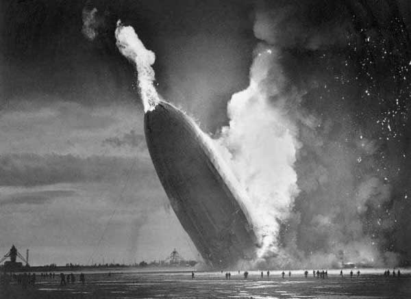 THREAD: algumas imagens chocantes na história: 1- foto do dirigível Hindenburg em chamas durante a queda.