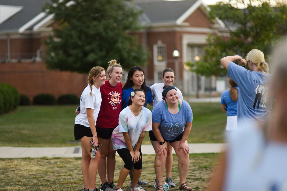 DePauwU's tweet photo. Simpler times in Bowman Park with Pi Phi and friends. #tbt

📸 @camirynpaige '22 https://t.co/oanHmoI3YR