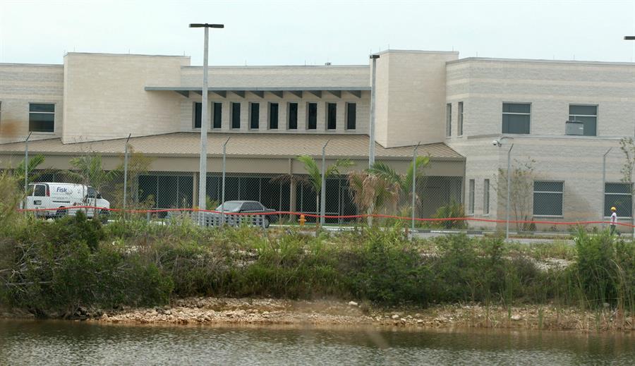 politicalhispan's tweet photo. ➡️ Inmigrantes detenidos en #Florida bajo observación por exposición a COVID-19 

https://t.co/JmeV8RekE4, 

#Coronavirus #COVID19 #Inmigración https://t.co/hZI3WzxkY9