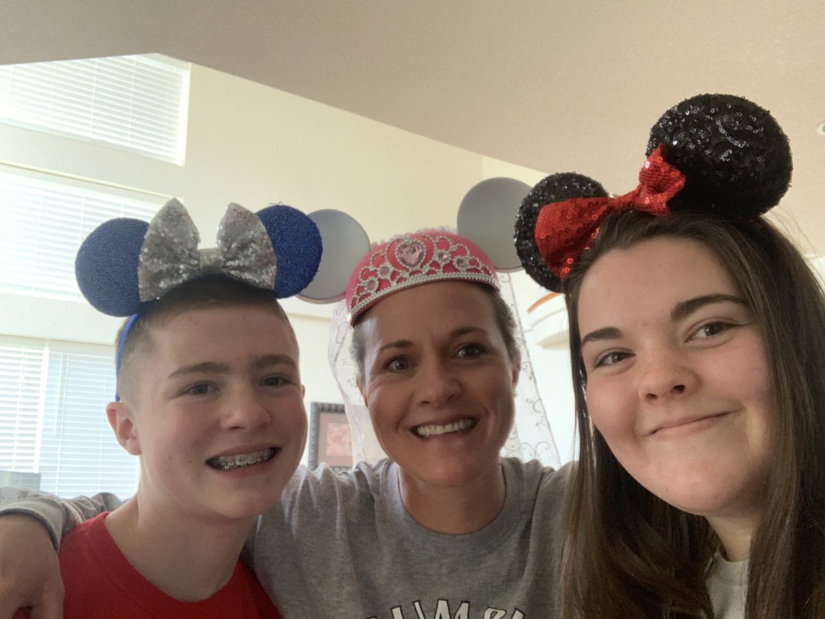 BCK8Bears's tweet image. Mrs. Swanson’s family is Disney goals!
