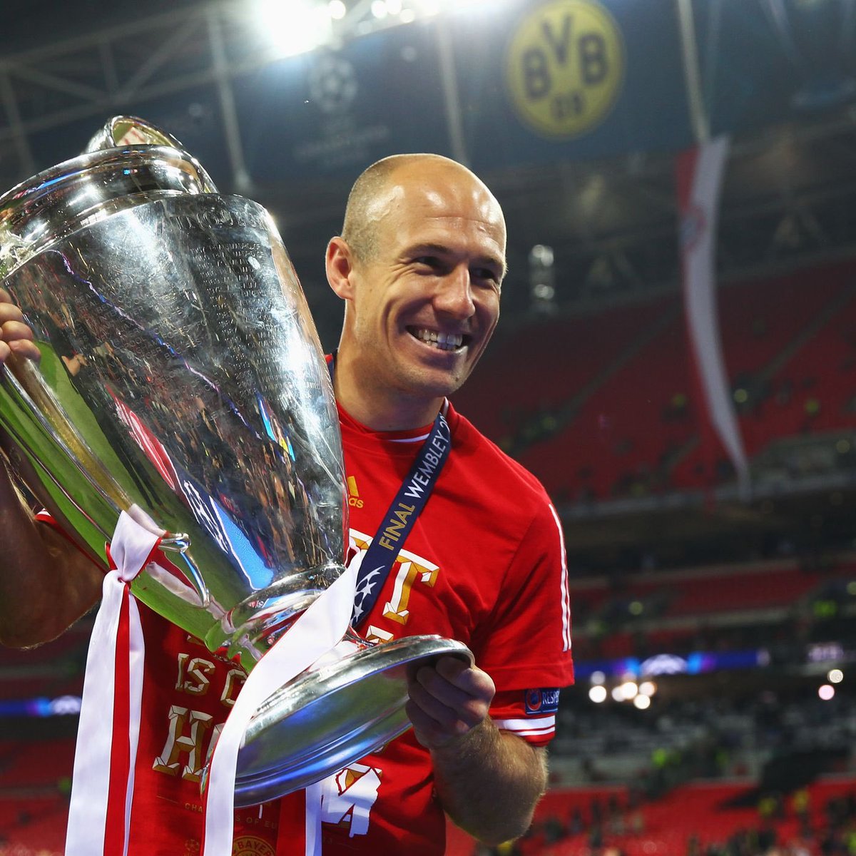 Robben was more of a finisher. Fifa WC 2014 Bronze ball winner, fourth on the Ballon d’Or shortlist in 2014, included into Fifa’s TOTY in 2014 (none of Liverpool’s front 3 were included even once).