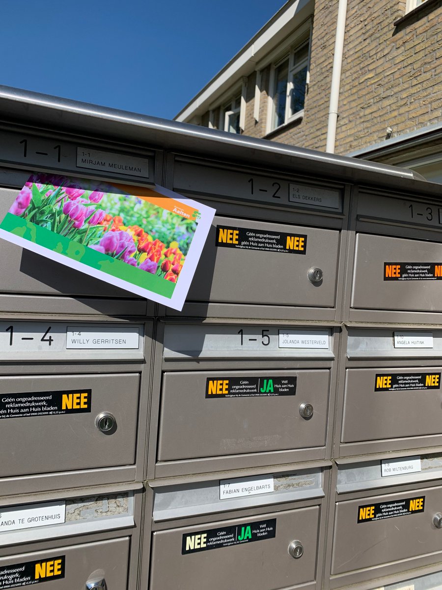 joopwikkerink's tweet photo. Vanmiddag weer fleurige kaarten bezorgd. Bij mensen die gedwongen thuis zitten in de woonvoorzieningen van @Estinea  en @CareazZorg in #Aalten en #Dinxperlo. Namens het College van B. en W. van @gemeente_aalten . Heel veel brievenbussen!
Veel praatjes gemaakt. Houd moed! https://t.co/0WHCeIGByN