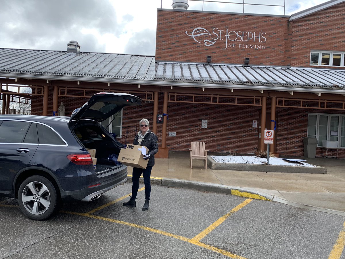 MAdamson_CO's tweet photo. .@FlemingCollege continues to dig up everything we have for our front-line partners. Thank you Carol Rodd for receiving our delivery. #InThisTogether #COVID19 #FlemingHelps https://t.co/4Amun4Vtyo