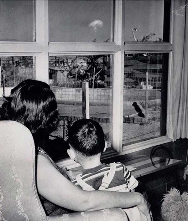 11 - Uma mãe e seu filho olhando para a nuvem de cogumelo após um teste nuclear em Las Vegas em 1953.