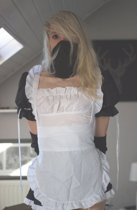 Y-Your drink, Sir... Anything else I can do for you?
#Femboy https://t.co/YDLDGyLHRE