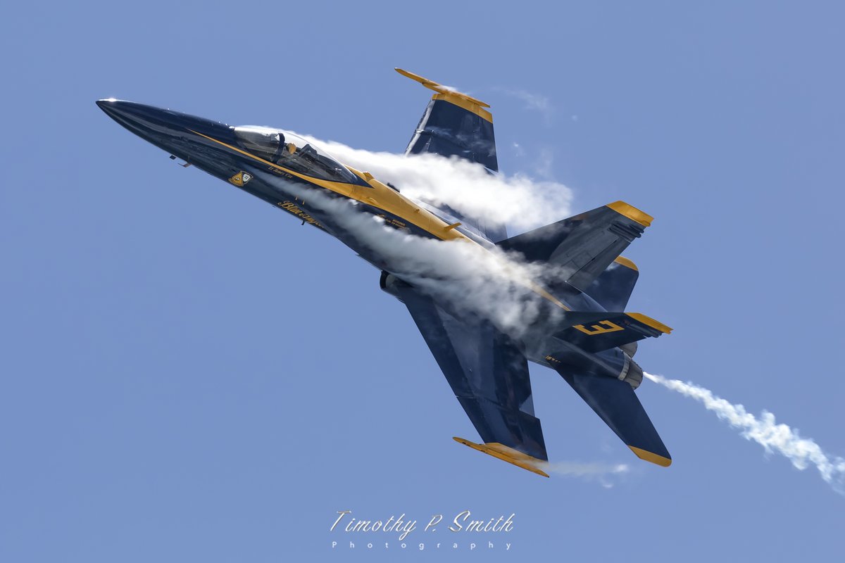 TPS_Photog's tweet photo. @BlueAngels #RedWhiteandBluesWeek
@USNavy #ForgedByTheSea
@BlueAngels
Over #PensacolaBeach
#F18 #LegacyHornet
Left Wing
Bring it LT James Cox
With this awesome #Vape
Compliments of #HurricaneBarry
#ProudAmerican
#FreedomsNotFree
๐บ๐ธ https://t.co/C2cwSirLbV