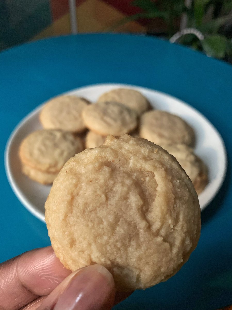tweaked  @BraveTart’s very very good sugar cookie recipe (  https://www.seriouseats.com/recipes/2... -double the vanilla -skip the nutmeg-add 1/2 tsp almond extract -replace 1/5 of the flour (by weight) with almond flour   #humblebragdiet