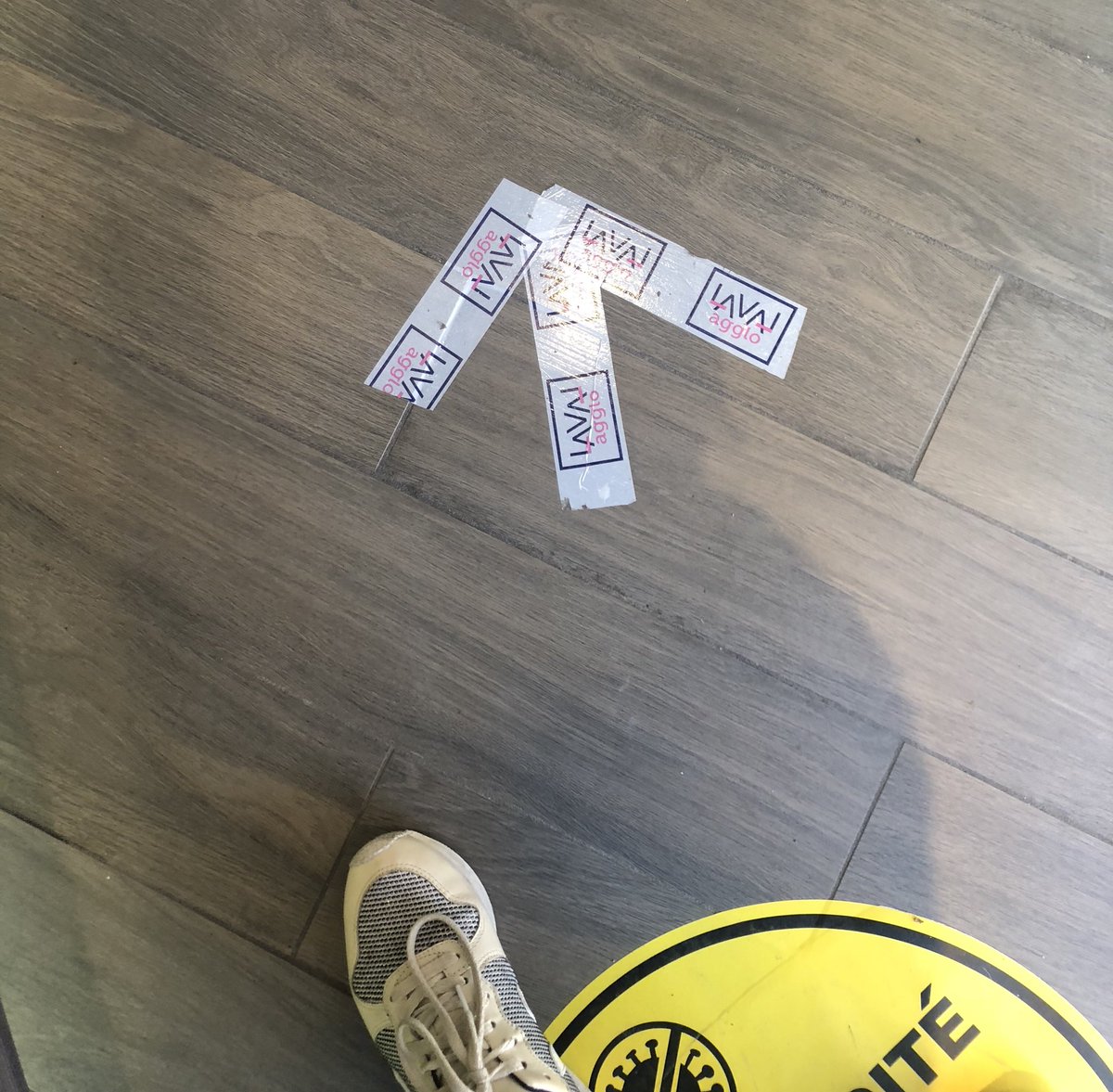 MottierB's tweet image. Ces commerces de @Laval_la_Ville où on ne plaisante pas avec le parcours clients 👍😀 cc @LavalAgglo  😍 #ParcoursClients